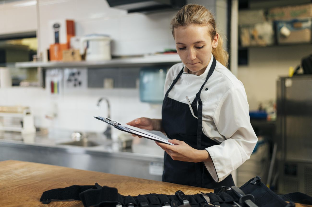 BHP w gastronomii – bezpieczeństwo żywności, sprzętu i personelu