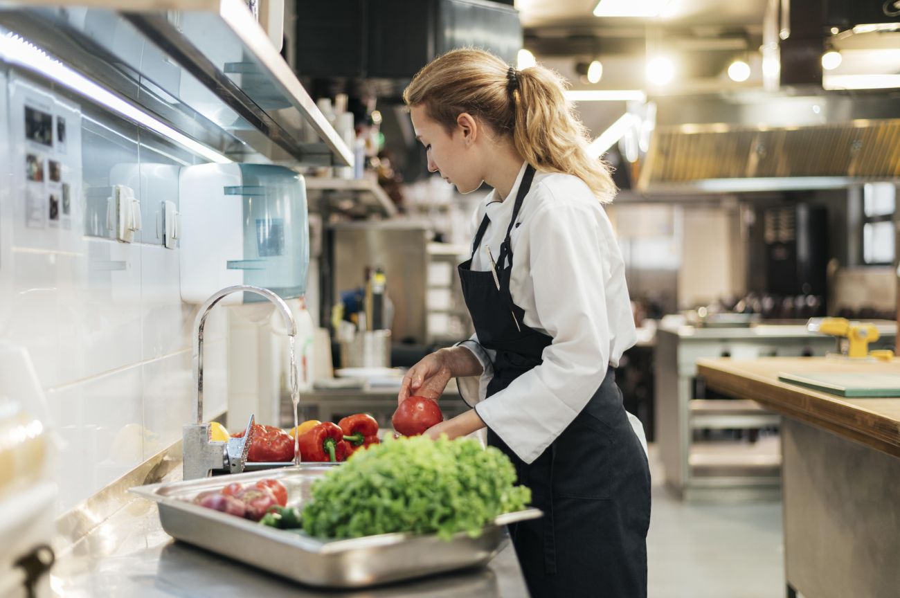 BHP w gastronomii – bezpieczeństwo żywności, sprzętu i personelu