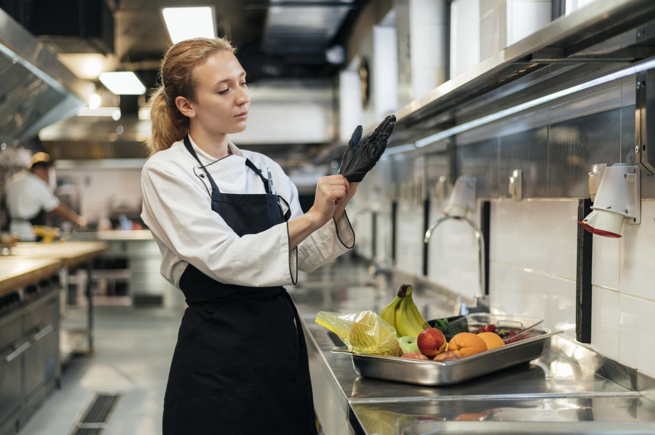BHP w gastronomii – bezpieczeństwo żywności, sprzętu i personelu
