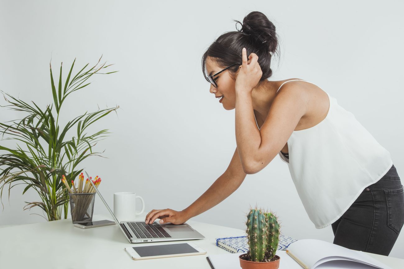 Ergonomia pracy przy komputerze – zadbaj o kręgosłup i wzrok
