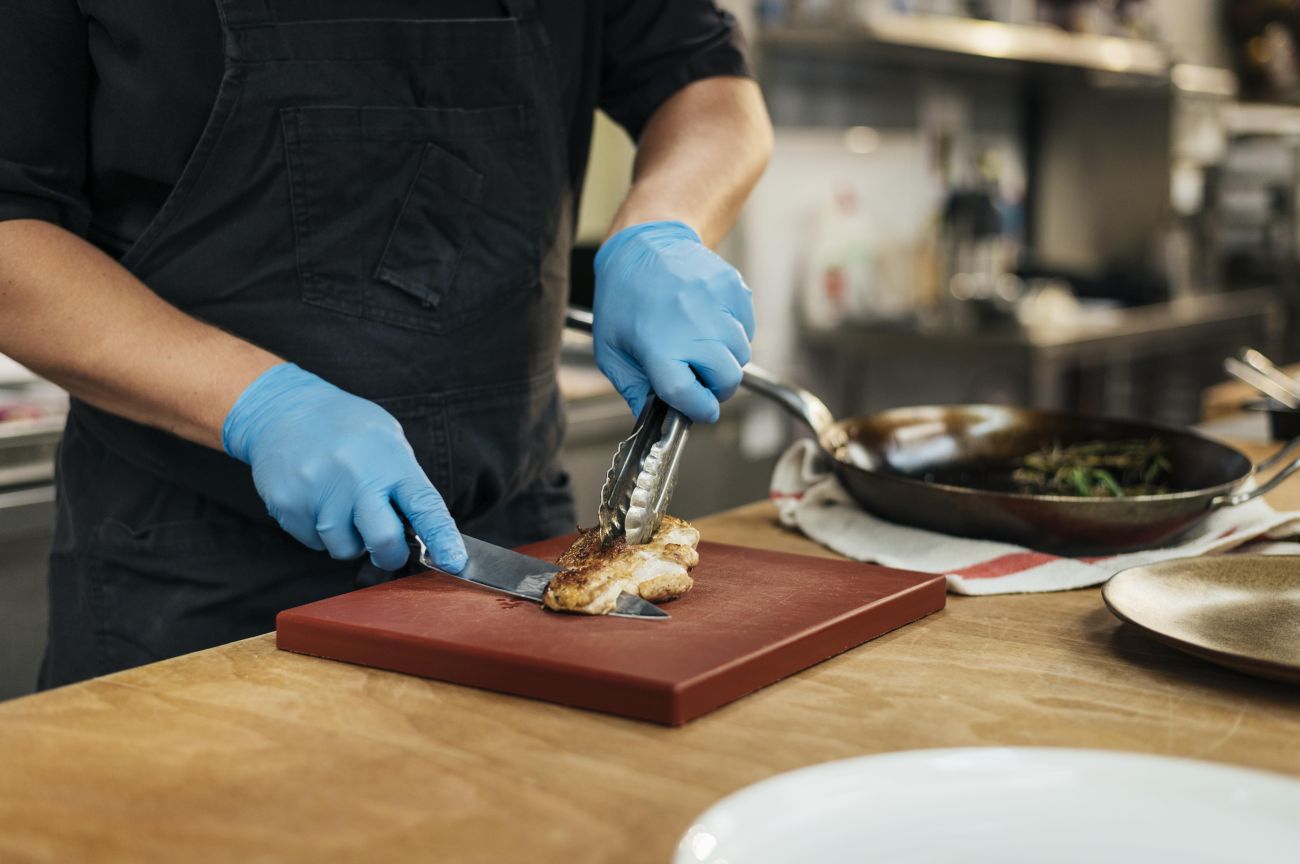 BHP w gastronomii – bezpieczeństwo żywności, sprzętu i personelu