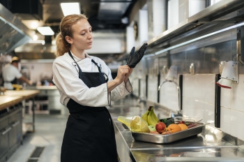 BHP w gastronomii – bezpieczeństwo żywności, sprzętu i personelu